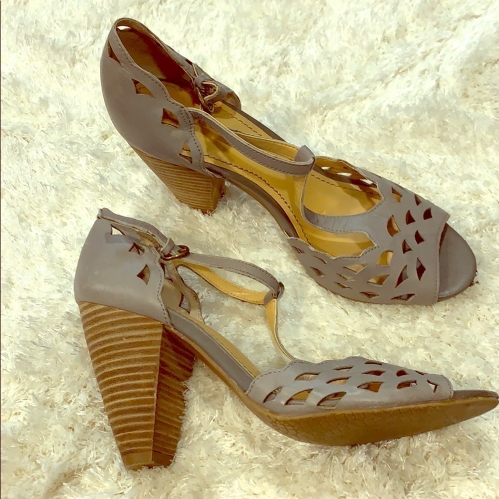 ⭐️6 for $35 - Mix & Match⭐️ Crown vintage scalloped T-strap heels